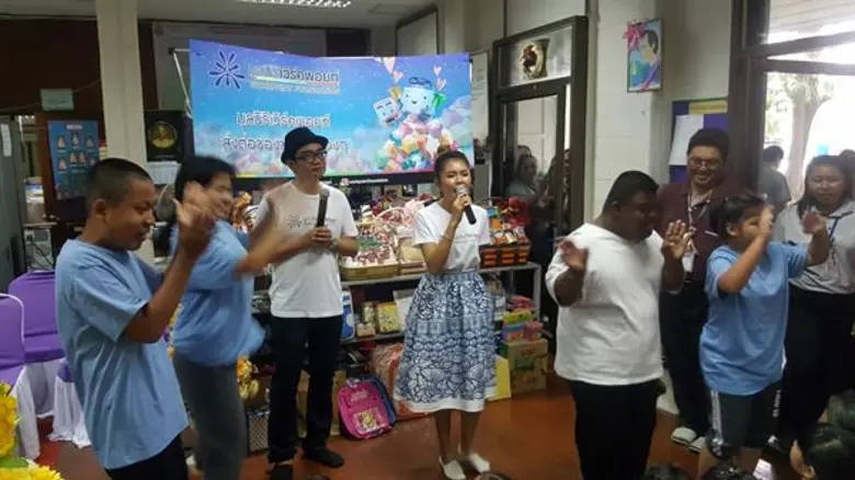 มูลนิธิเวิร์คพอยท์ส่งต่อความสุข พาศิลปินไปมอบสิ่งของ เลี้ยงอาหารกลางวันน้องๆในศูนย์การศึกษาพิเศษประจำจังหวัดปทุมธานี