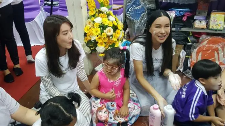 มูลนิธิเวิร์คพอยท์ส่งต่อความสุข พาศิลปินไปมอบสิ่งของ เลี้ยงอาหารกลางวันน้องๆในศูนย์การศึกษาพิเศษประจำจังหวัดปทุมธานี