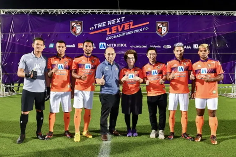 ปรีชา นะวงศ์ (ที่สี่จากซ้าย) รักษาการประธ...