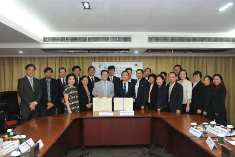 ศ. วรศักดิ์ กนกนุกุลชัย (แถวหน้า ที่ 3 จา...