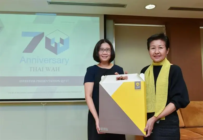 คุณอรอนงค์ วิชชุชาญ (ซ้าย) ผู้อำนวยการกลุ...