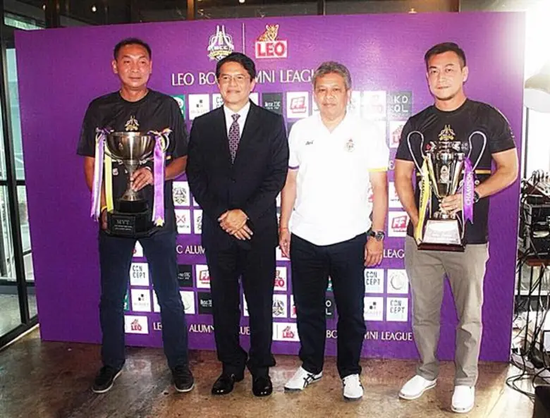 พล.อ.ฐิติวัจน์ กำลังเอก (ที่2 จากซ้าย) รอ...