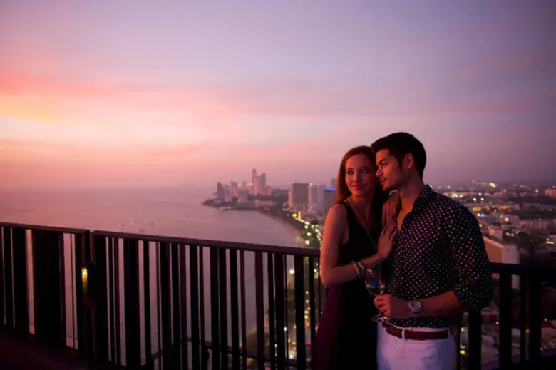 'ฮอไรซัน' ห้องอาหารและบาร์บนดาดฟ้าของโรงแ...