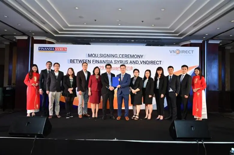 นายช่วงชัย นะวงศ์ (กลางซ้าย) ประธานเจ้าหน...