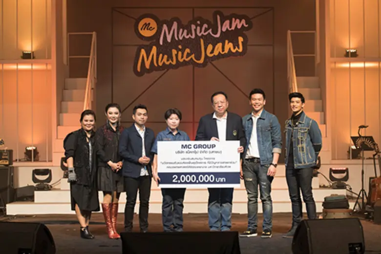 สุณี เสรีภาณุ (ที่ 4 จากซ้าย) ประธานเจ้าห...