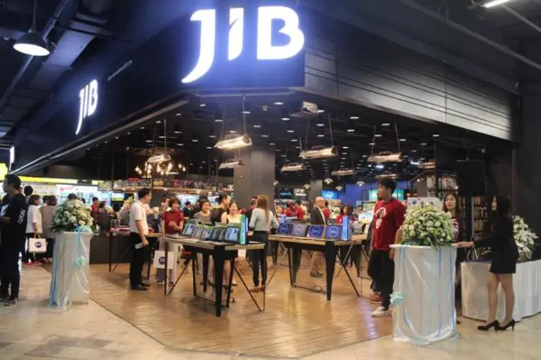 ร้านค้าต่างๆ ในศูนย์การค้าพันธุ์ทิพย์ ประ...