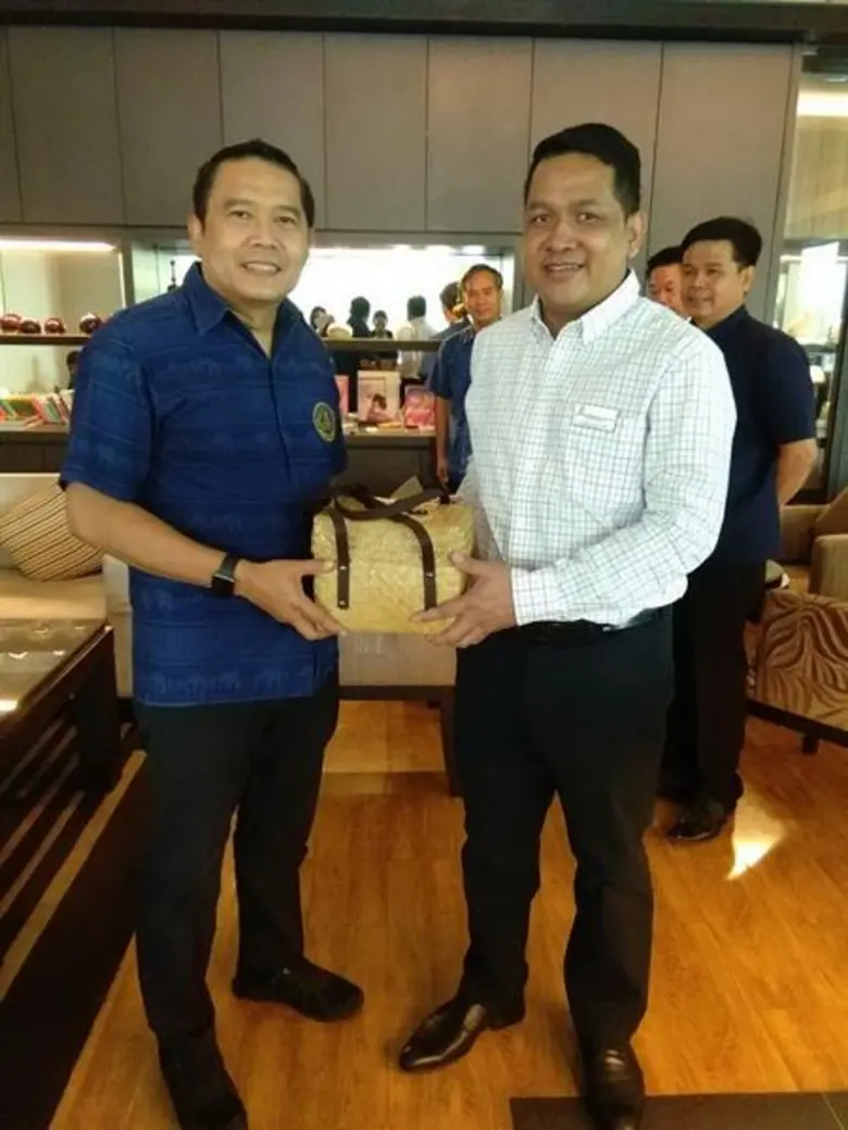 นายชัยยุทธ อุตรคำ (ขวา) ผู้จัดการทั่วไป โ...