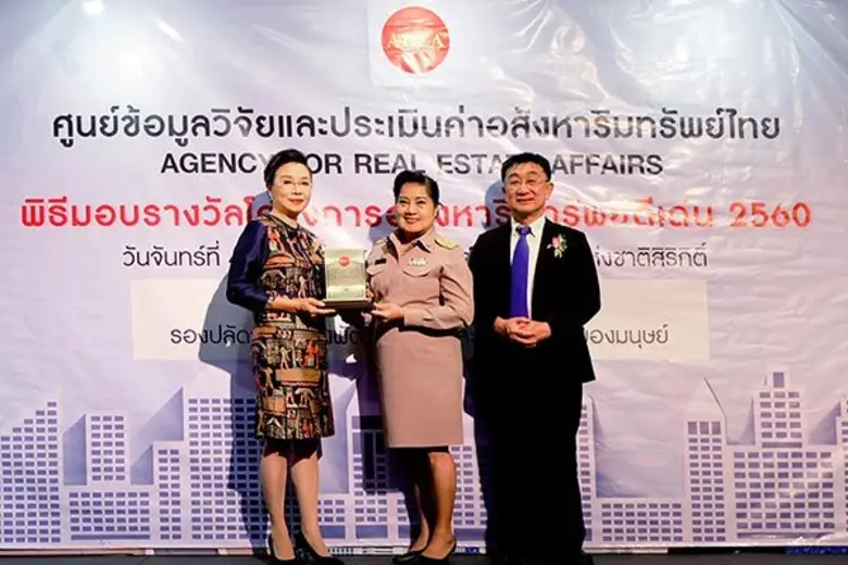 นางสุวรรณี จินชาง (ซ้าย) ประธานบริหารบริษ...