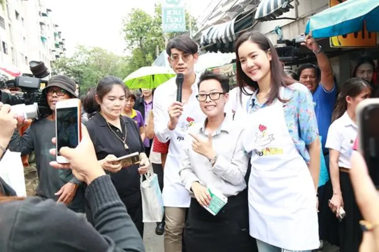 “โดนัท-โบว์” แท็กทีมนักแสดง เปิดร้านทอดไก่แจกแฟนละคร “คุณชายไก่โต้ง”