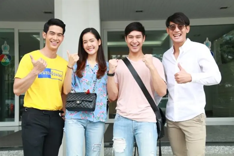 “โดนัท-โบว์” แท็กทีมนักแสดง เปิดร้านทอดไก่แจกแฟนละคร “คุณชายไก่โต้ง”