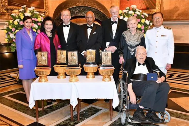 นางอุษณีย์ แสงสิงแก้ว (แถวหลังที่ 2 จากซ้...