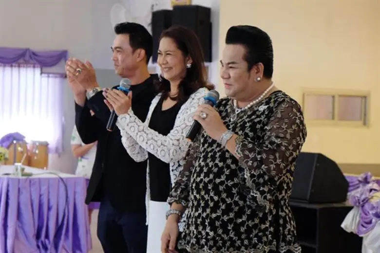 “ส้ม-ชนากานต์-TOM PIZZA RESORT-มาดามกอล์ฟ” รวมพลบินลัดฟ้า เลี้ยงอาหารเด็กกำพร้า โรงเรียนเฉลิมพระเกียรติ๔๘ พรรษา จ.ลำพูน พร้อมสร้างร้อยยิ้มด้วยกิจกรรมส่งเสริมบุคลิกภาพ