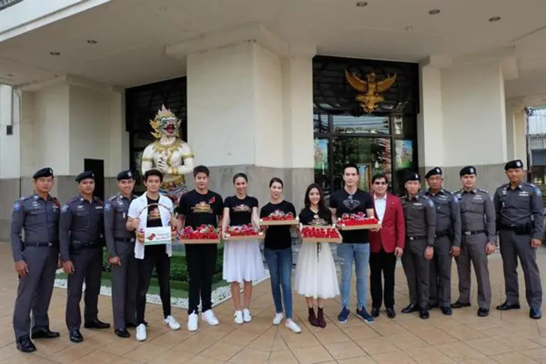 ช่อง 3 ยกทัพนักแสดง ร่วมทำความดี เนื่องในวันทหารผ่านศึก เชิญชวนทุกท่านซื้อดอกป๊อปปี้ เพื่อหารายได้สมทบทุนสงเคราะห์ครอบครัวทหารผ่านศึก