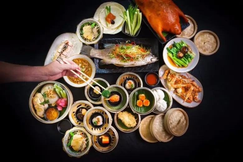 "ซินเจียยู่อี่ ซินนี้ฮวดใช้" ห้องอาหารนาน...