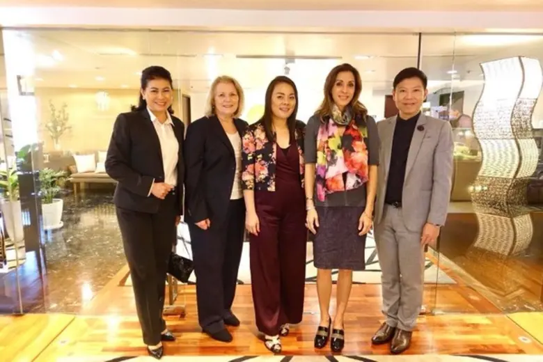 นายแพทย์สมพร คำผง President & CEO ของ Hea...