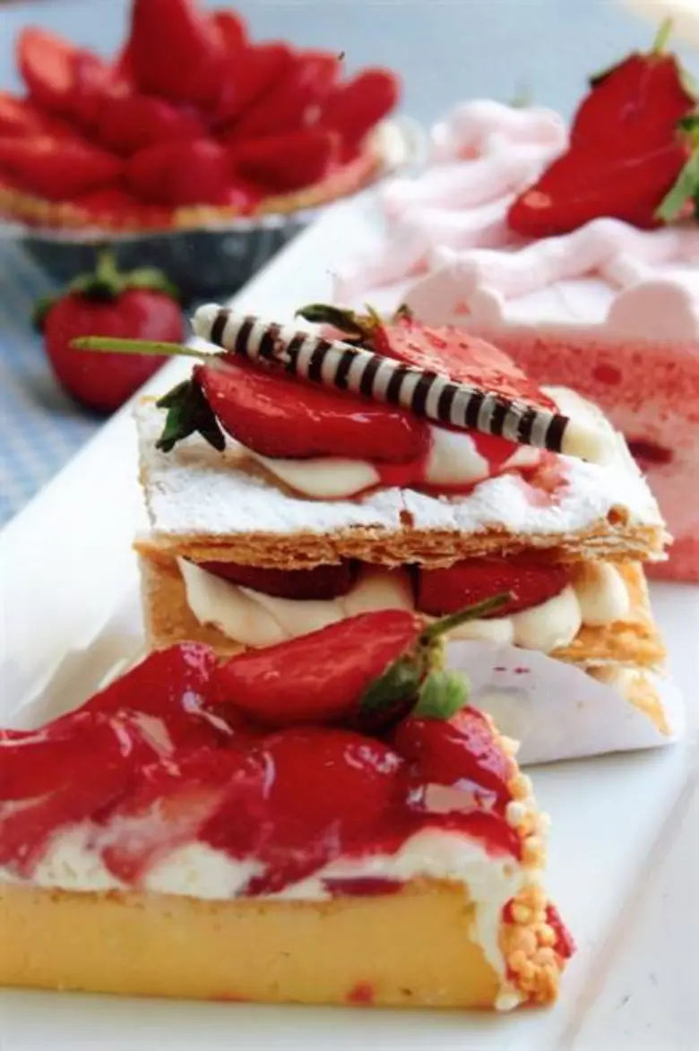 เบเกอร์รี่ จากมณเฑียร เบเกอร์รี่  เมนู “สตรอว์เบอร์รี่มูส” “สตรอว์เบอร์รี่ไอศกรีม" และ “สตรอว์เบอร์รี่มินเฟย”