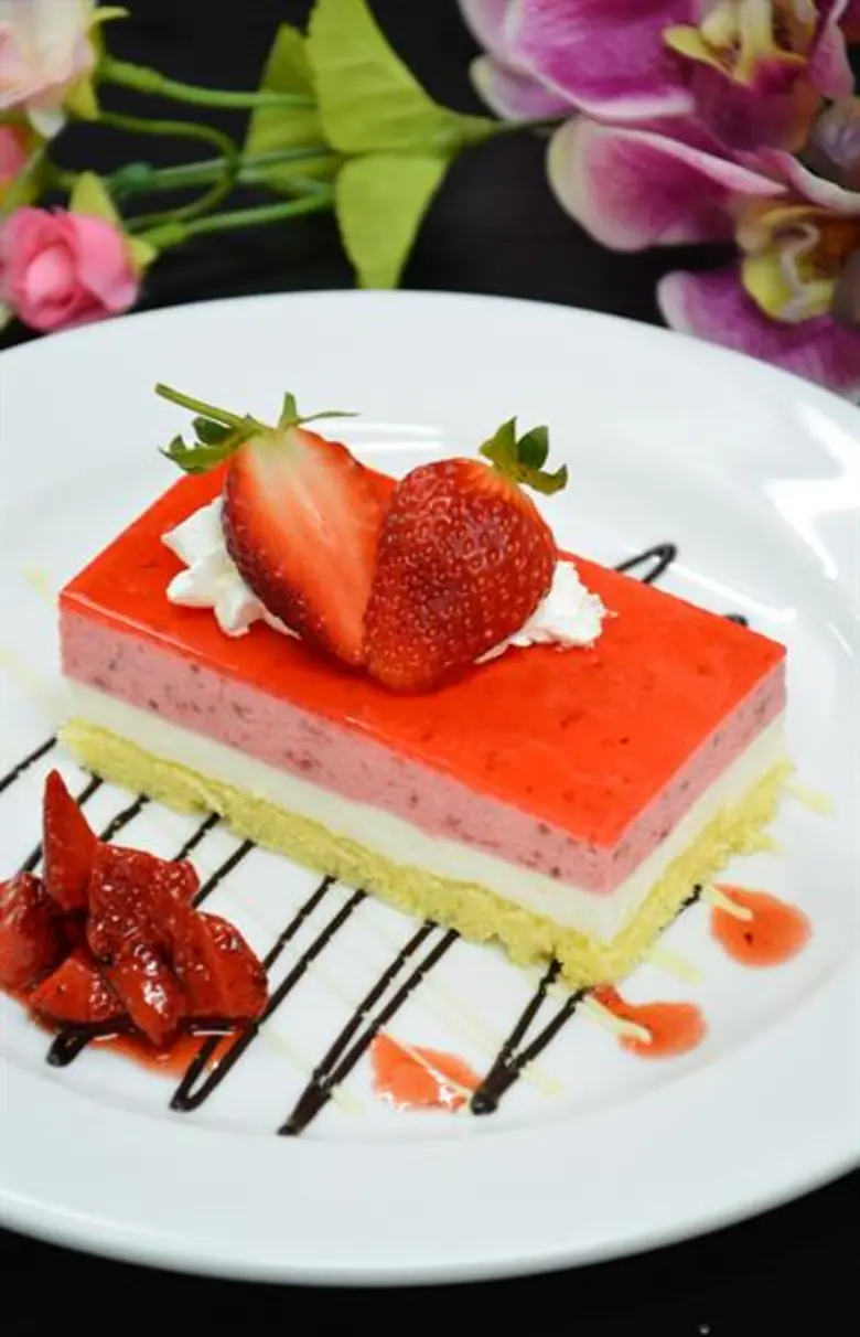 เบเกอร์รี่ จากมณเฑียร เบเกอร์รี่  เมนู “สตรอว์เบอร์รี่มูส” “สตรอว์เบอร์รี่ไอศกรีม" และ “สตรอว์เบอร์รี่มินเฟย”