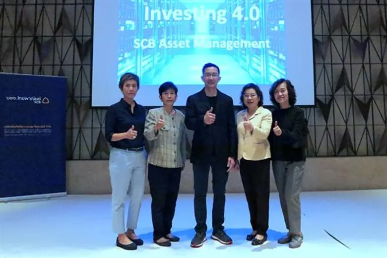 นายสมิทธ์ พนมยงค์ (กลาง) ประธานเจ้าหน้าที...