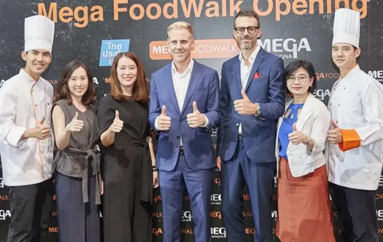 นางสาววราภรณ์ ลีกุลนิมิต (คนที่ 2 จากขวา)...