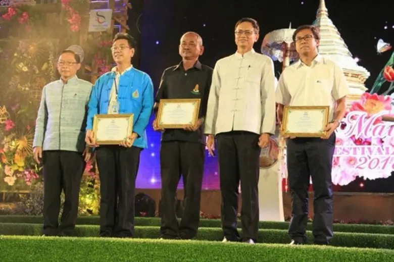 องค์การสวนพฤกษศาสตร์ เป็นผู้แทนสวนพฤกษศาสตร์สมเด็จพระนางเจ้าสิริกิติ์ รับมอบประกาศเกียรติคุณหน่วยงานสนับสนุนการจัดนิทรรศการไม้ดอกไม้ประดับ