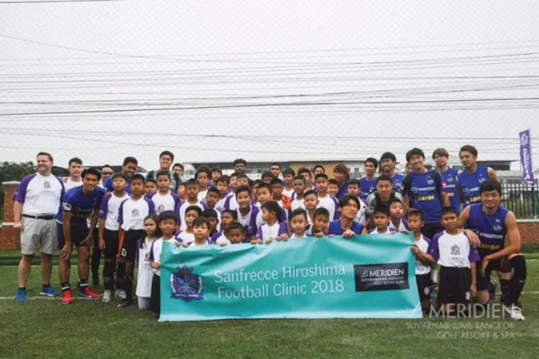 สโมสรซานเฟรซเซ ฮิโรชิมา เปิดฟุตบอลคลินิกร...