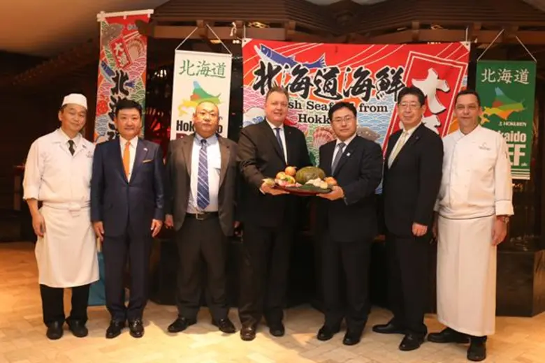 มร.เจมส์ โรเบิร์ต วิลสัน (คนที่ 4 จากซ้าย...