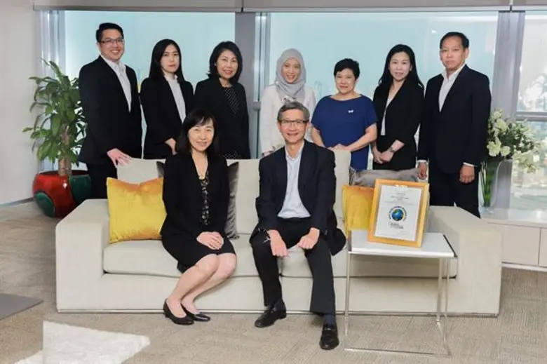 นายศีลวัต สันติวิสัฎฐ์ (นั่งขวา) รองกรรมก...