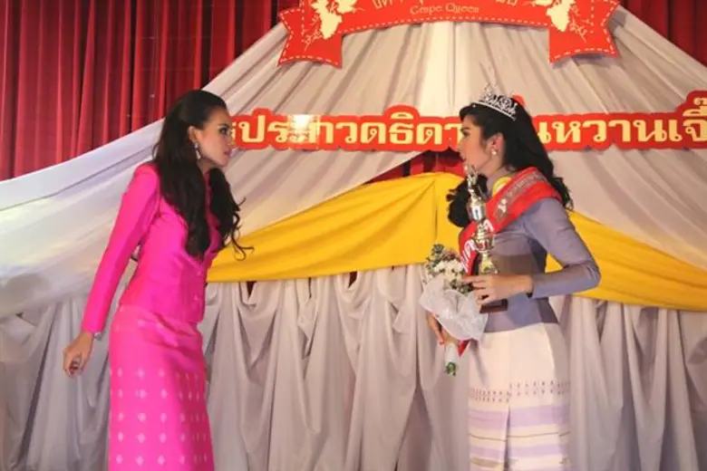 เกรซ-พัชร์สิตา จัดเต็มชุดสวมชุด-รำฉุยฉาย!!! ฝน-ณธิดา ชี้แพ้ชวนตีกระชากมงกุฎจากหัวเกรซ ในละคร “แม่สื่อจอมป่วน”