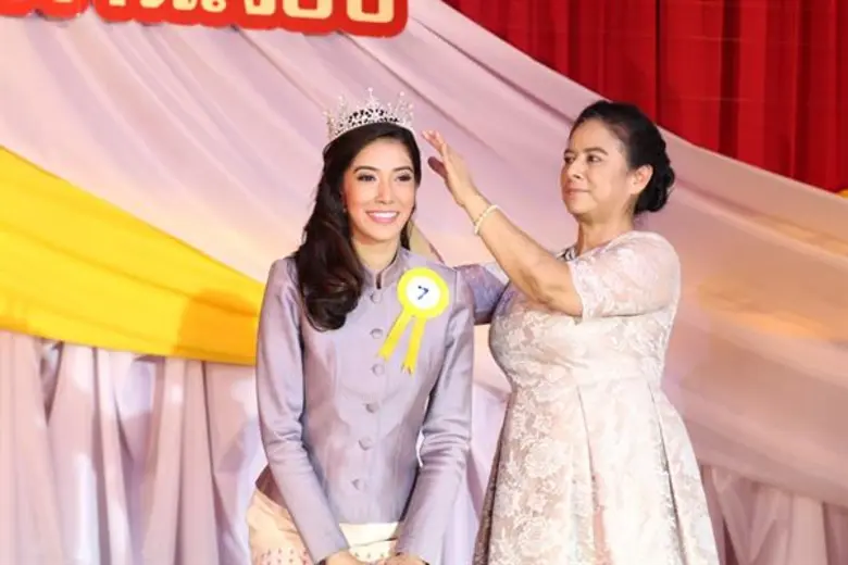 เกรซ-พัชร์สิตา จัดเต็มชุดสวมชุด-รำฉุยฉาย!!! ฝน-ณธิดา ชี้แพ้ชวนตีกระชากมงกุฎจากหัวเกรซ ในละคร “แม่สื่อจอมป่วน”