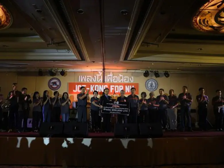 นายกสมาคมนิสิตเก่ามหาวิทยาลัยนเรศวร มอบเงินจำนวน 200,000 บาท จากการจัดคอนเสิร์ตการกุศล  เป็นทุนการศึกษาให้กับนิสิตผู้ขาดแคลนทุนทรัพย์