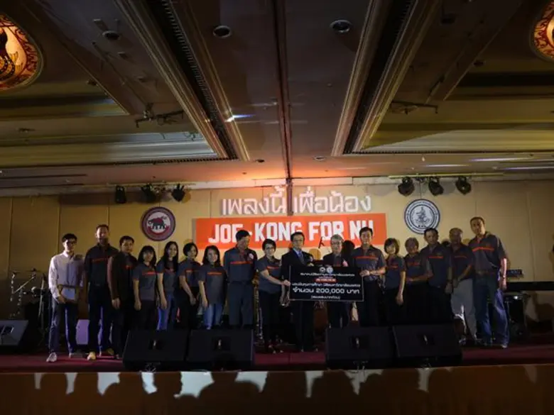 นายกสมาคมนิสิตเก่ามหาวิทยาลัยนเรศวร มอบเงินจำนวน 200,000 บาท จากการจัดคอนเสิร์ตการกุศล  เป็นทุนการศึกษาให้กับนิสิตผู้ขาดแคลนทุนทรัพย์