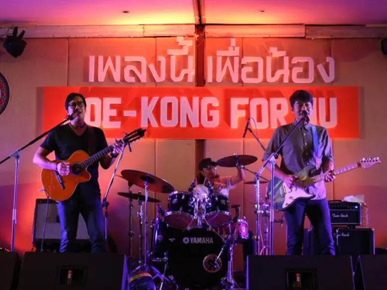 นายกสมาคมนิสิตเก่ามหาวิทยาลัยนเรศวร มอบเงินจำนวน 200,000 บาท จากการจัดคอนเสิร์ตการกุศล  เป็นทุนการศึกษาให้กับนิสิตผู้ขาดแคลนทุนทรัพย์