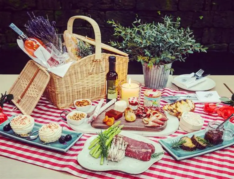 ฉลองค่ำคืนแห่งความรักด้วย Valentine's Set Menu และ Valentine’s Basket