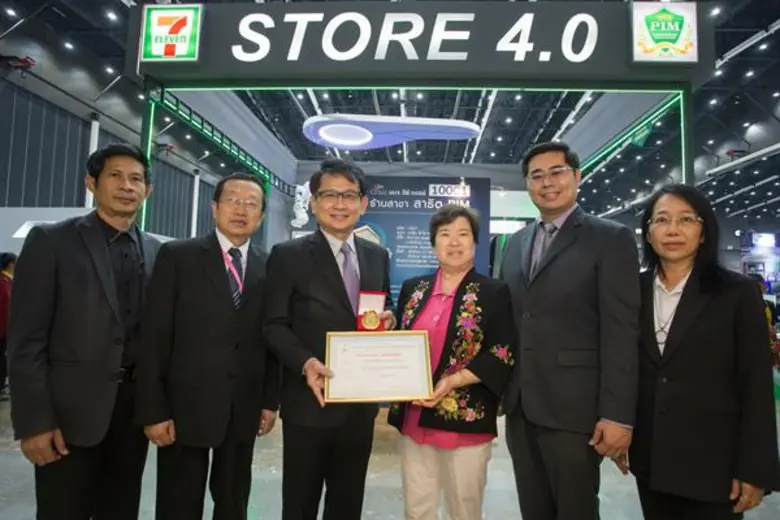 นายวิเชียร จึงวิโรจน์ (ที่ 3 จากซ้าย) รอง...