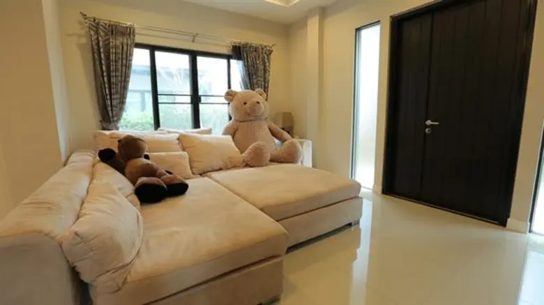 ทีวีไกด์: รายการ "THE GUEST (เดอะ เกสท์) ตีสนิทคนดัง" บุกบ้านสาวเซ็กซี่ตัวแม่ “ใหม่ สุคนธวา”  สวยหรูสไตล์ “โมเดิร์น” สุดอึ้งกับของสะสม “พระเครื่อง”