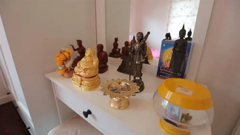 ทีวีไกด์: รายการ "THE GUEST (เดอะ เกสท์) ตีสนิทคนดัง" บุกบ้านสาวเซ็กซี่ตัวแม่ “ใหม่ สุคนธวา”  สวยหรูสไตล์ “โมเดิร์น” สุดอึ้งกับของสะสม “พระเครื่อง”