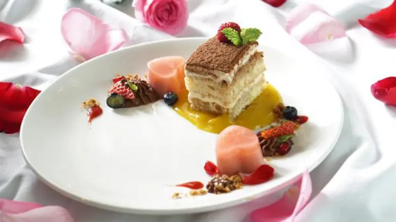 เฉลิมฉลองวันแห่งความรัก ณ ภัตตาคารบลู เอเ...