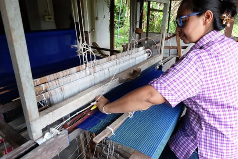 ไปรษณีย์ไทย ยกระดับสินค้าเอกลักษณ์ท้องถิ่น “ผ้าทอเกาะยอ” จ.สงขลา เดินหน้าโครงการไปรษณีย์ไทย...เพื่อแผ่นดินธรรม แผ่นดินทอง ปั้นแบรนด์ "ยอทอมือ" พร้อมส่งทั่วไทยผ่านไปรษณีย์