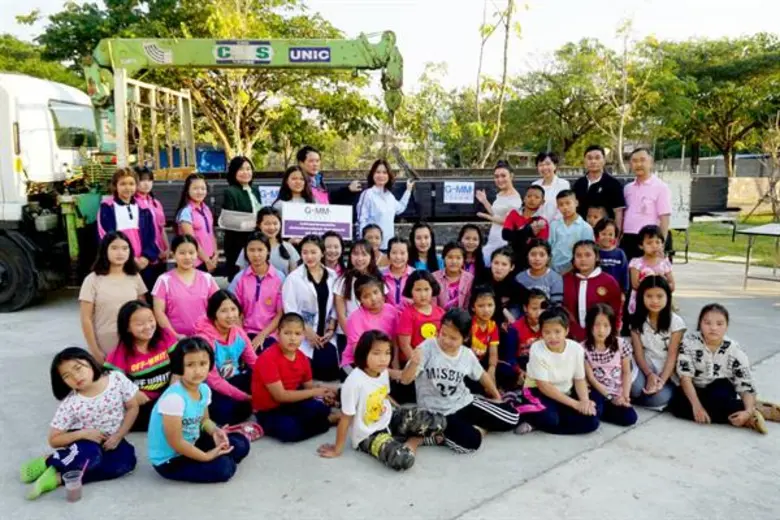 ลุลา ขึ้นเหนือนำทีมแกรมมี่ ทำบุญเลี้ยงอาหารเด็กกำพร้าวัดดอนจั่น