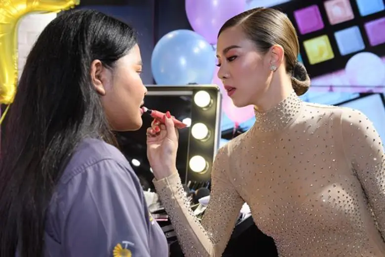 คริส – พลอย หอวัง เติมสีสันรับวาเลนไทน์ ชวนสาวๆมาเซเลเบรทเลิฟ ด้วย “NYX Professional Makeup LOVE YOU SO MOCHI” แบบโนสนโนแคร์บอยเฟรนด์