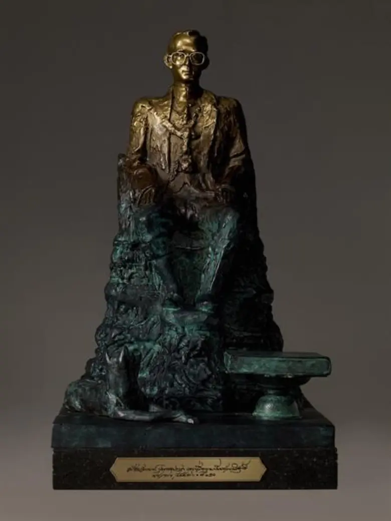 มอบผลงานประติมากรรม"ธรรมราชาพระผู้มีความเพียรอันบริสุทธิ์"แก่ผู้สั่งจอง