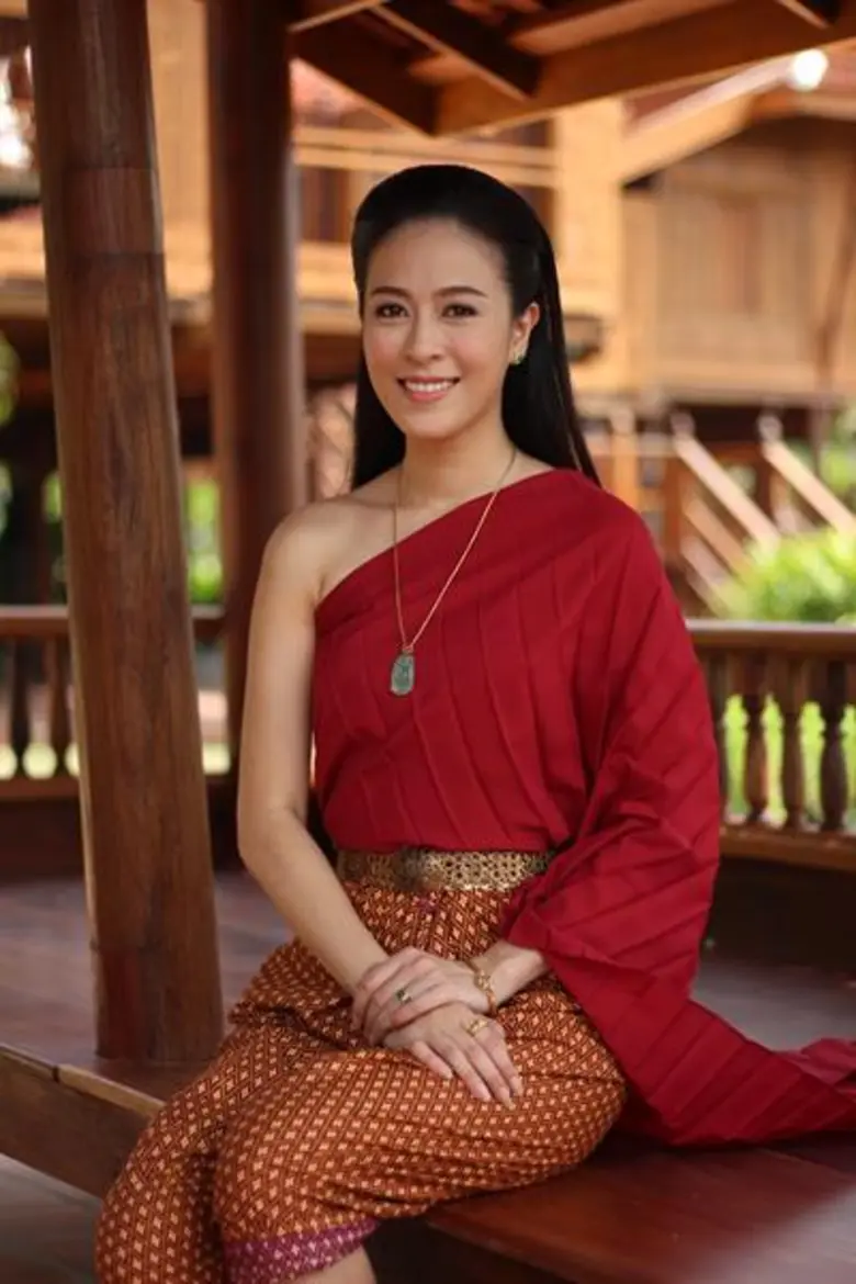 “โบว์ลิ่ง ปริศนา” ชวนแต่งชุดไทยเที่ยวงาน “อุ่นไอรัก คลายความหนาว”