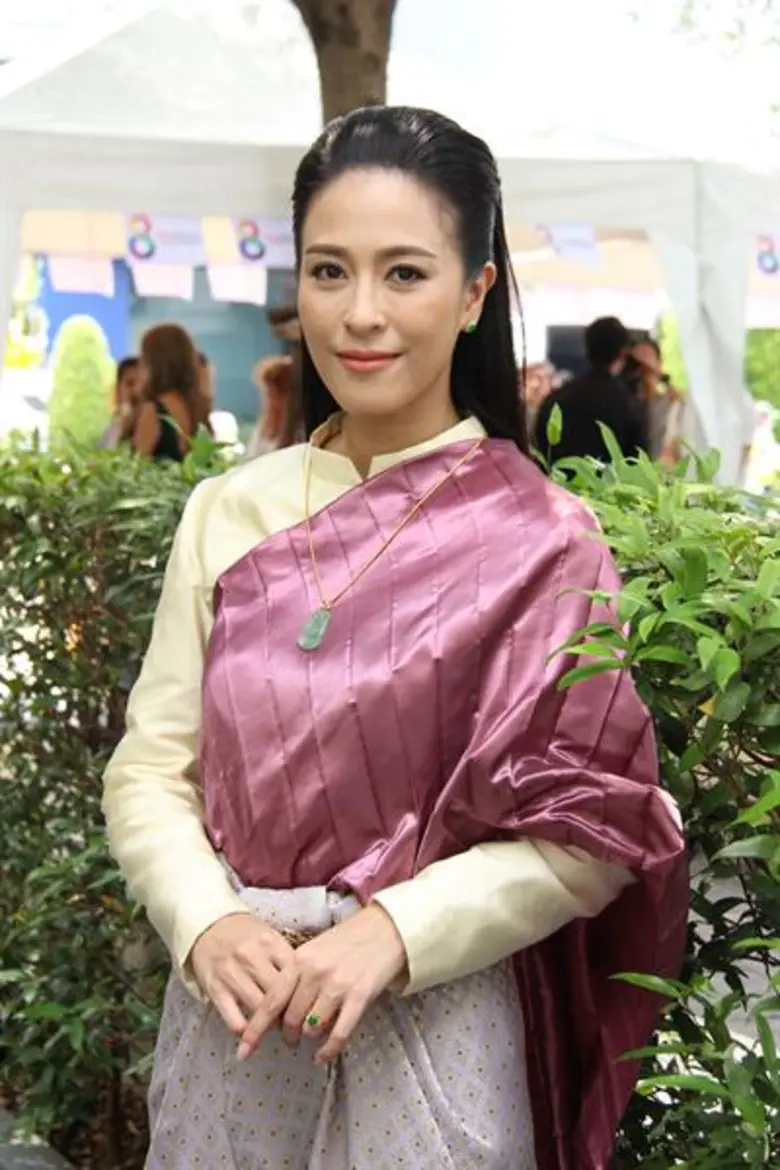 “โบว์ลิ่ง ปริศนา” ชวนแต่งชุดไทยเที่ยวงาน “อุ่นไอรัก คลายความหนาว”