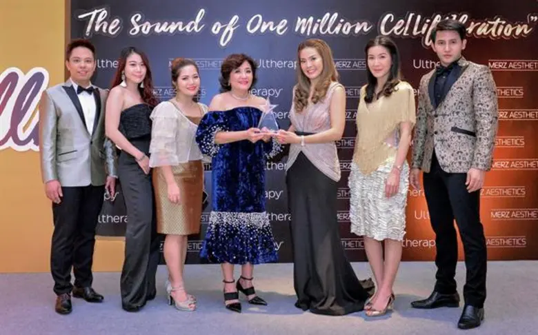 นภสร ประนิช (กลาง) ประธานกรรมการบริหาร สถ...