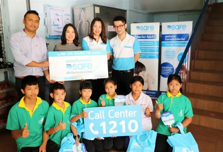 นายภูวดล คงทอง (ที่ 1 จากซ้าย) ผู้จัดการฝ...