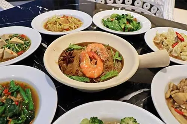 บุฟเฟต์ข้าวต้มโต้รุ่งเจ้าเดียวในทองหล่อ จ...