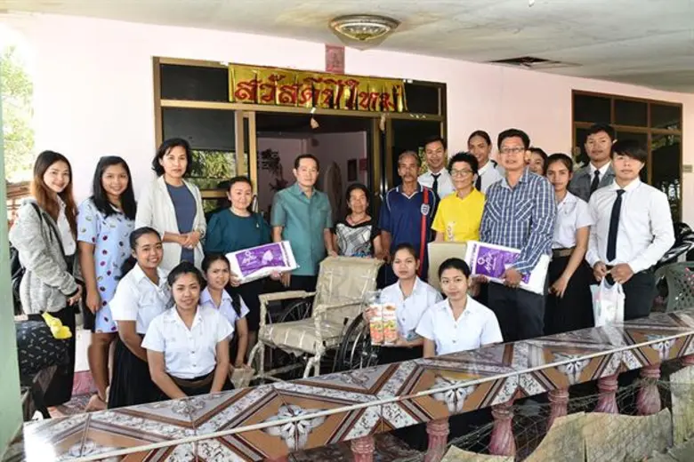 วิทยาลัยนวัตกรรมการแสดงฯ ม.อ.ตรัง นำรายได้จากการเดินแฟชั่นโชว์ฯ ซื้อวีลแชร์ให้คนพิการ