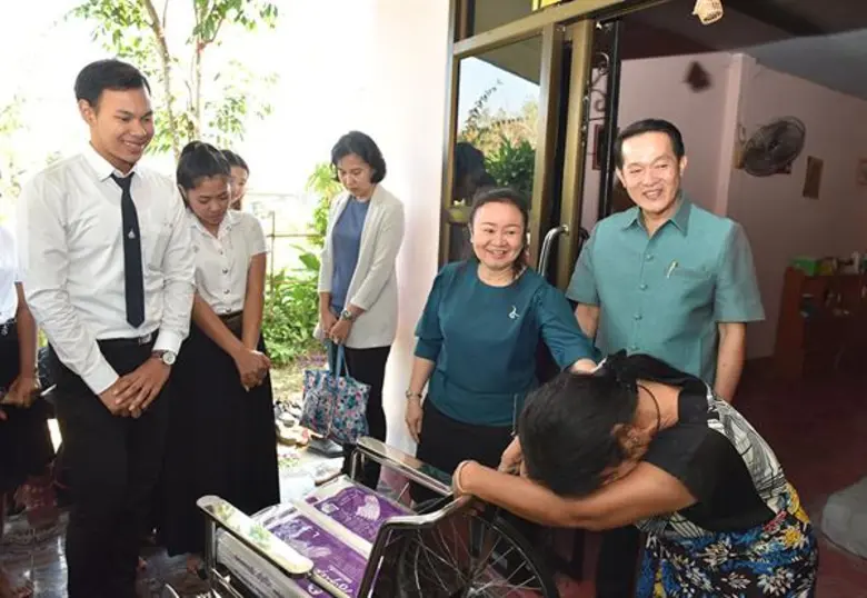 วิทยาลัยนวัตกรรมการแสดงฯ ม.อ.ตรัง นำรายได้จากการเดินแฟชั่นโชว์ฯ ซื้อวีลแชร์ให้คนพิการ