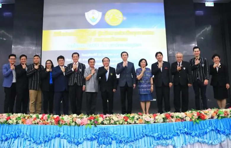 นายสุนทร ธัญญวัฒนกุล (ที่ 6 จากซ้าย) ประธ...