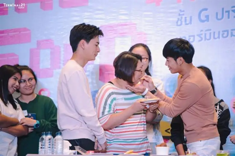 “คริส-สิง” ส่งต่อความจิ้น บุกเทอร์มินอล 21 โคราช ห้างแทบแตก!